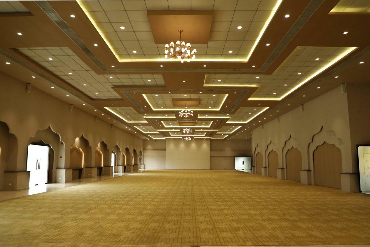 Sunnys World Hotel ปูเน่ ภายนอก รูปภาพ
