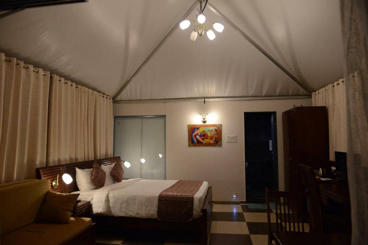 Sunnys World Hotel ปูเน่ ภายนอก รูปภาพ