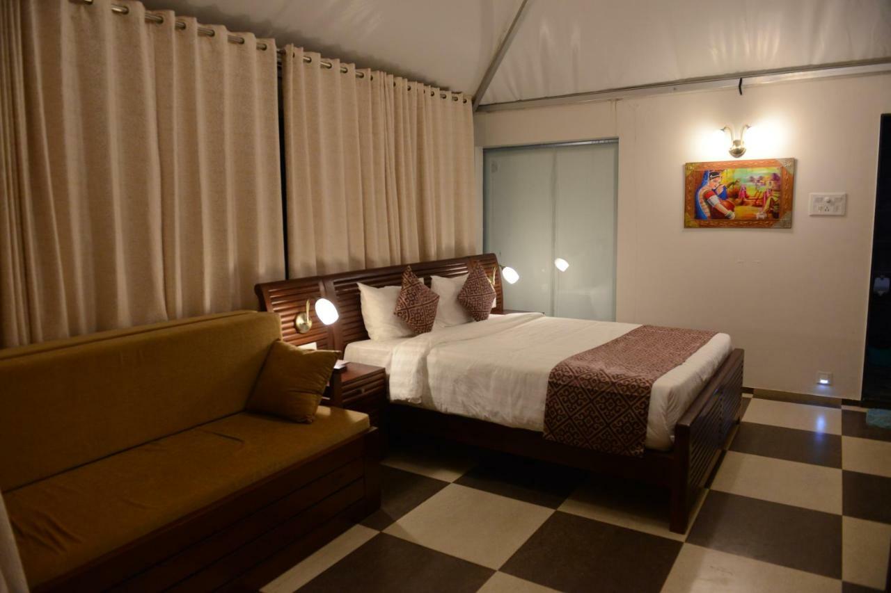 Sunnys World Hotel ปูเน่ ภายนอก รูปภาพ