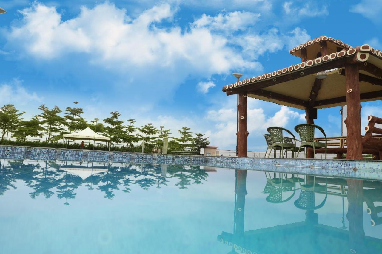 Sunnys World Hotel ปูเน่ ภายนอก รูปภาพ